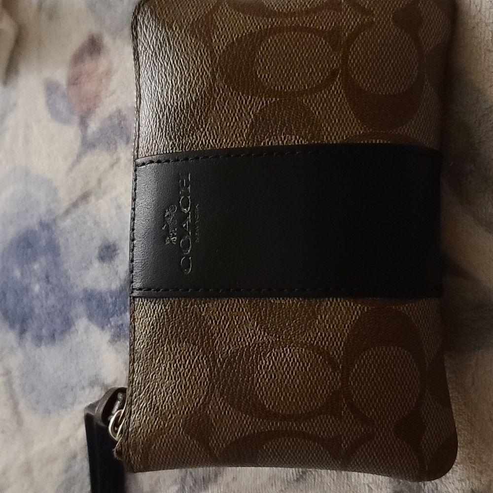 Coach Wristlet. - Picture 2 of 5